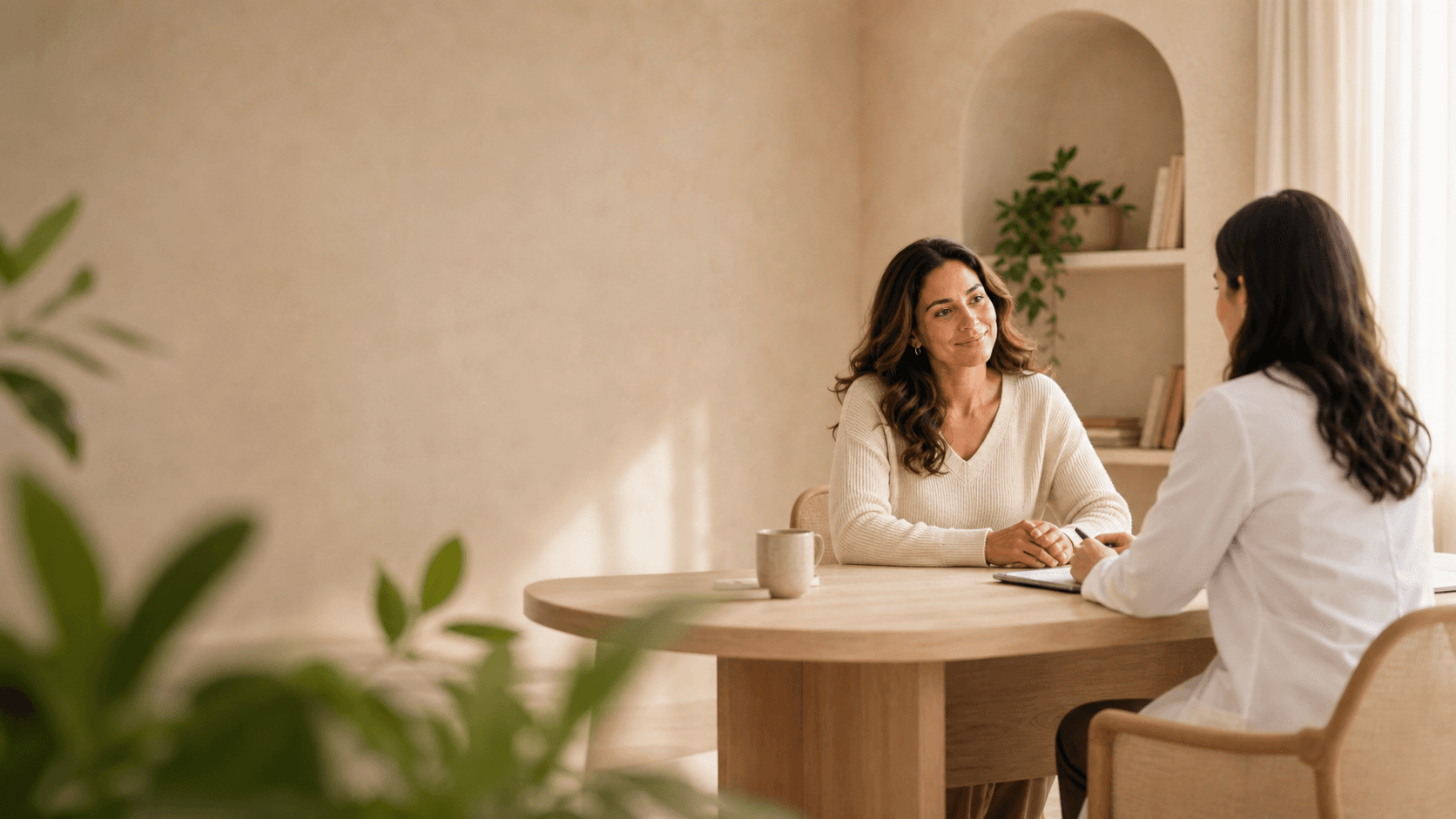 Ambiente calmo com luz quente e plantas, sugerindo acolhimento no cuidado ginecológico pela plataforma.