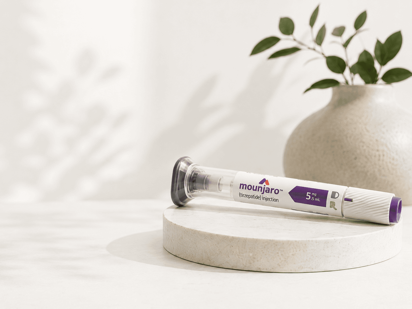 Caneta injetável Mounjaro em ambiente claro e minimalista, com iluminação suave e foco no dispositivo.