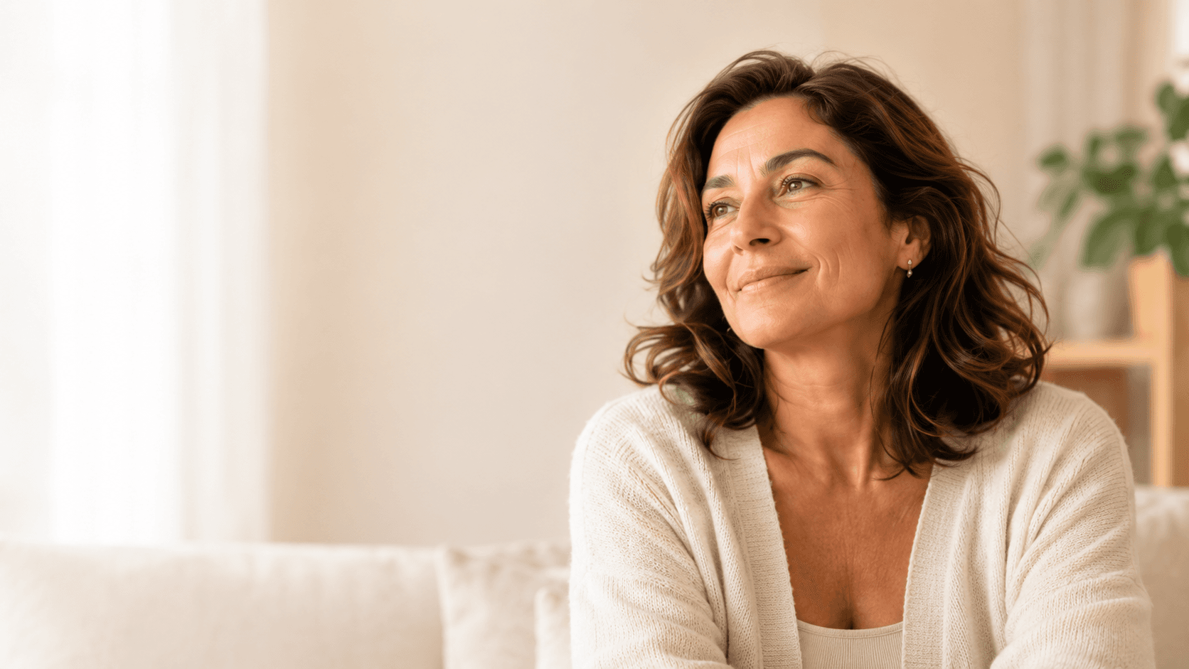 Mulher a olhar para cima, representando equilíbrio e cuidado ginecológico na menopausa.